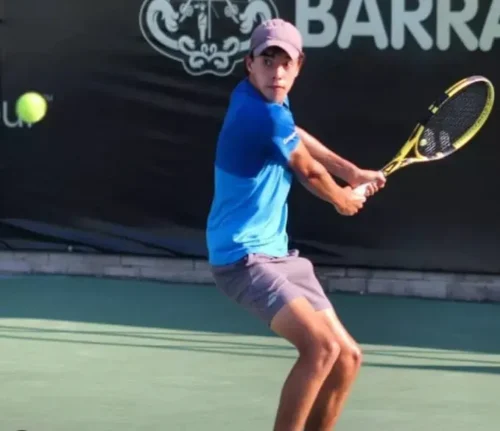 Alejandro Arcila playing tennis, mid-swing